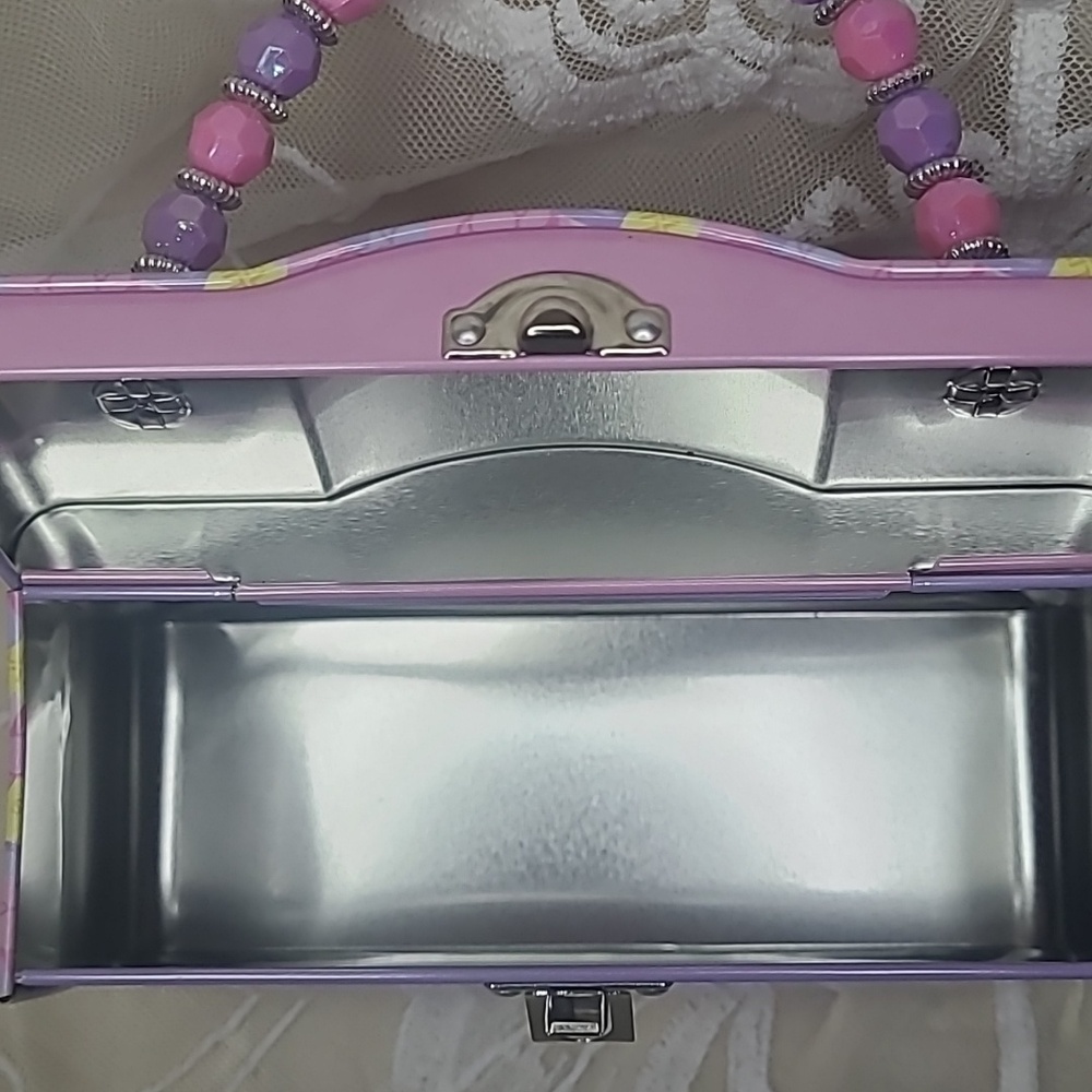 Hello Kitty Pink and Purple Heart Tin Purse (2011) - Picture 6 of 11